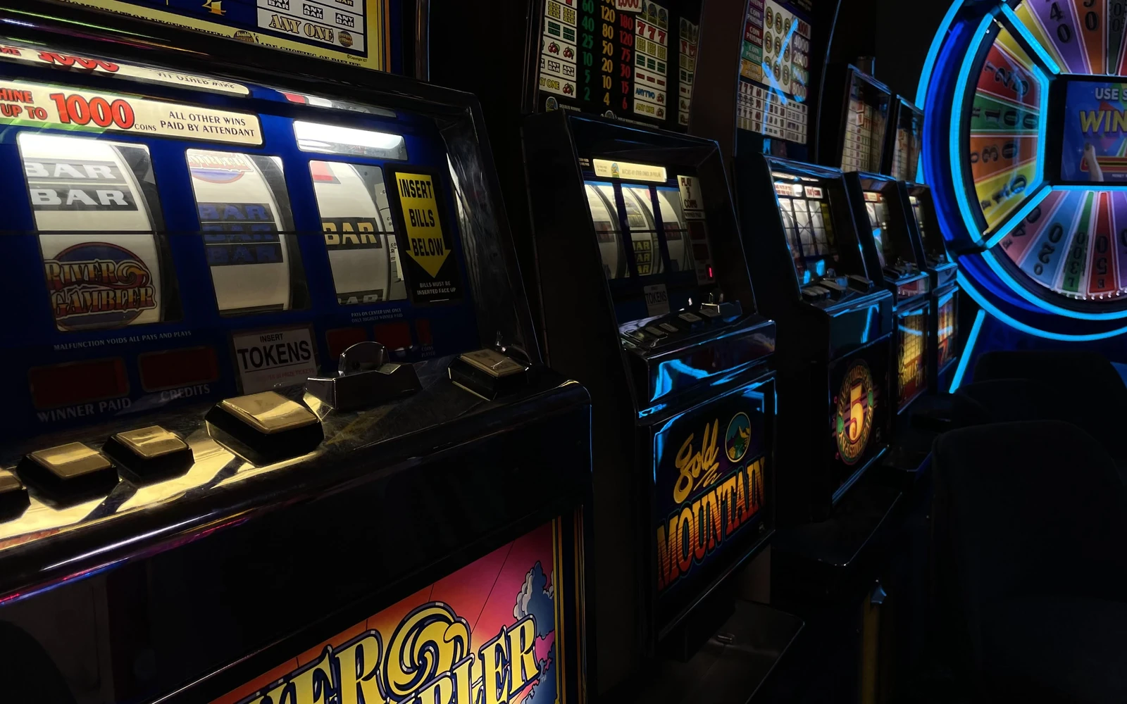 Reel slot dengan simbol wild, scatter, dan tampilan bonus