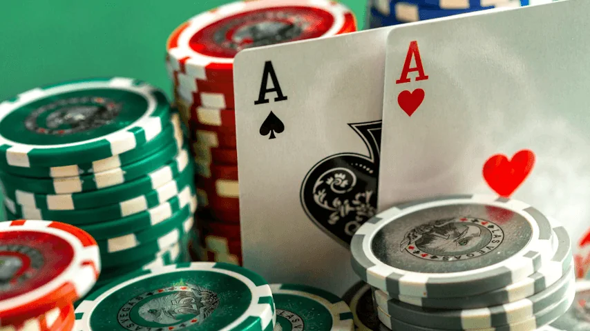 Suasana meja kasino digital dengan kartu dan pencahayaan hangat